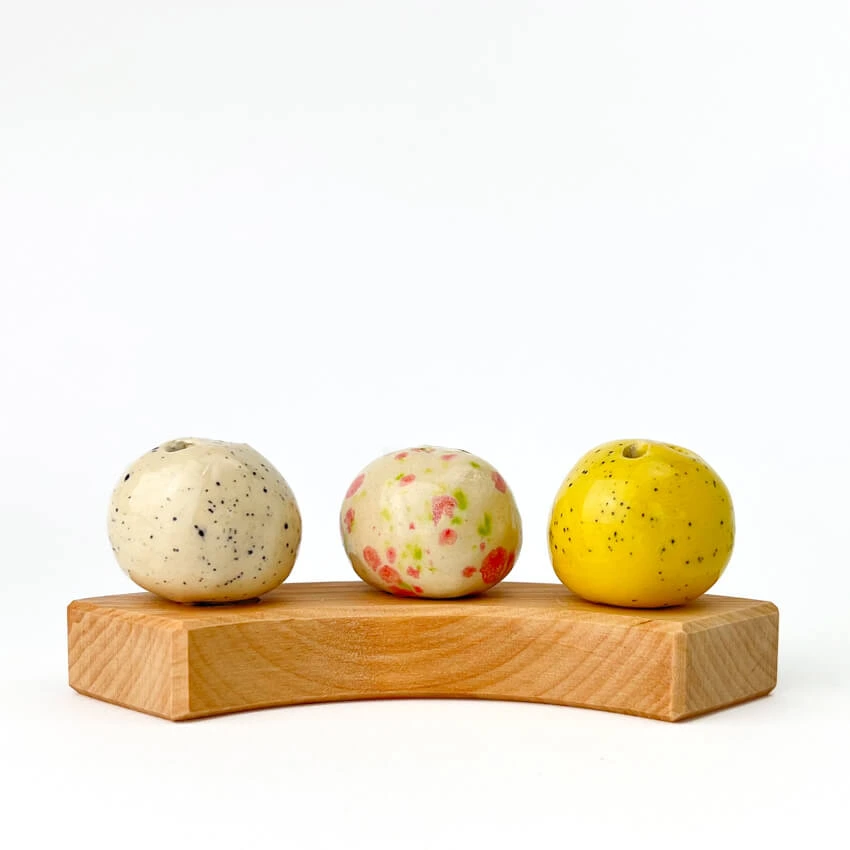 Klein Dappertje | Steker Jaarring | Bolvaasje Wit met Roze/Groene spikkels - Afbeelding 2