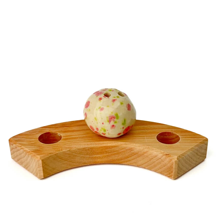 Klein Dappertje | Steker Jaarring | Bolvaasje Wit met Roze/Groene spikkels - Afbeelding 4