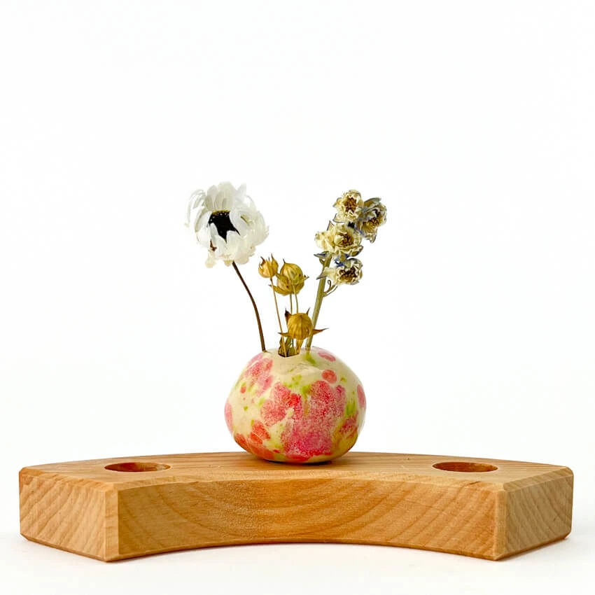 Klein Dappertje | Steker Jaarring | Bolvaasje Wit met Roze/Groene spikkels