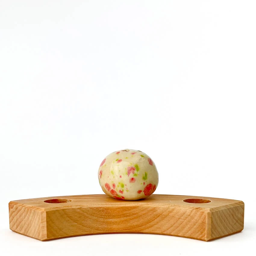 Klein Dappertje | Steker Jaarring | Bolvaasje Wit met Roze/Groene spikkels - Afbeelding 5