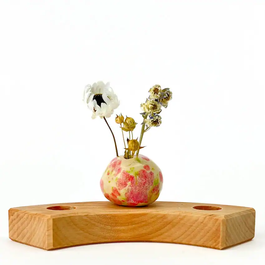 Klein Dappertje | Steker Jaarring | Bolvaasje Wit met Roze/Groene spikkels