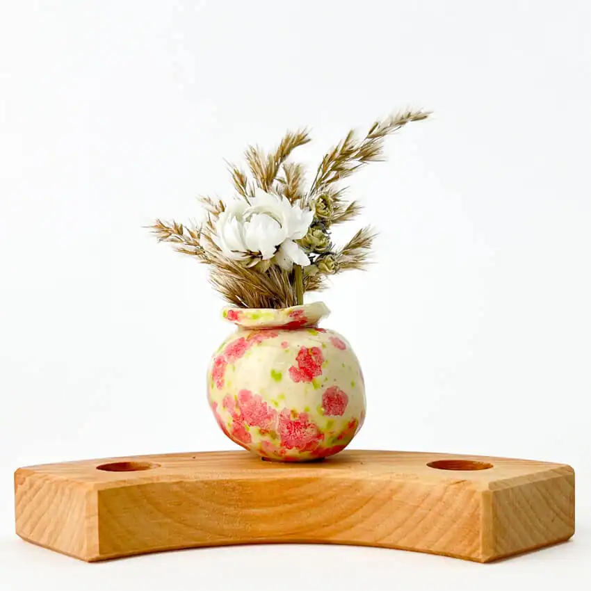 Klein Dappertje | Steker Jaarring | Kraagvaasje | Wit met Roze/Groene spikkels