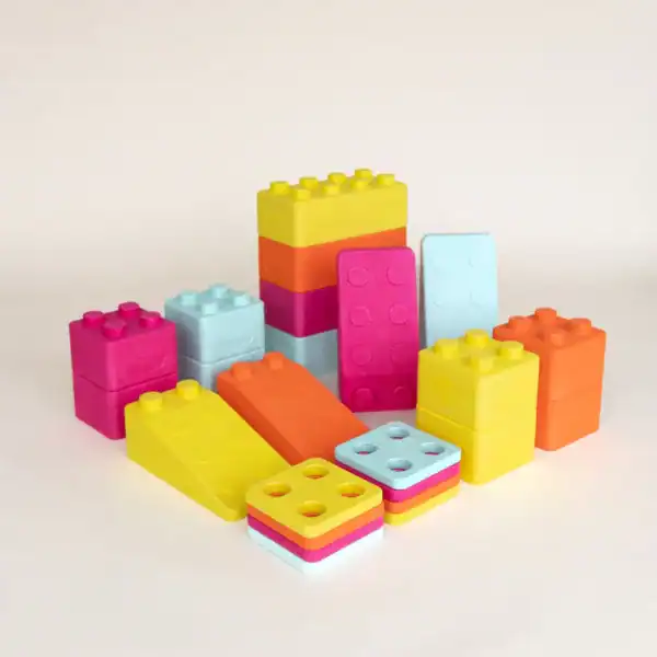Bygge Kreativfyr Josse met gele, roze, oranje en lichtblauwe bouwstenen