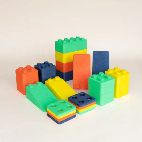 Bygge Kreativfyr Tomke met groene, gele, blauwe en oranje bouwstenen