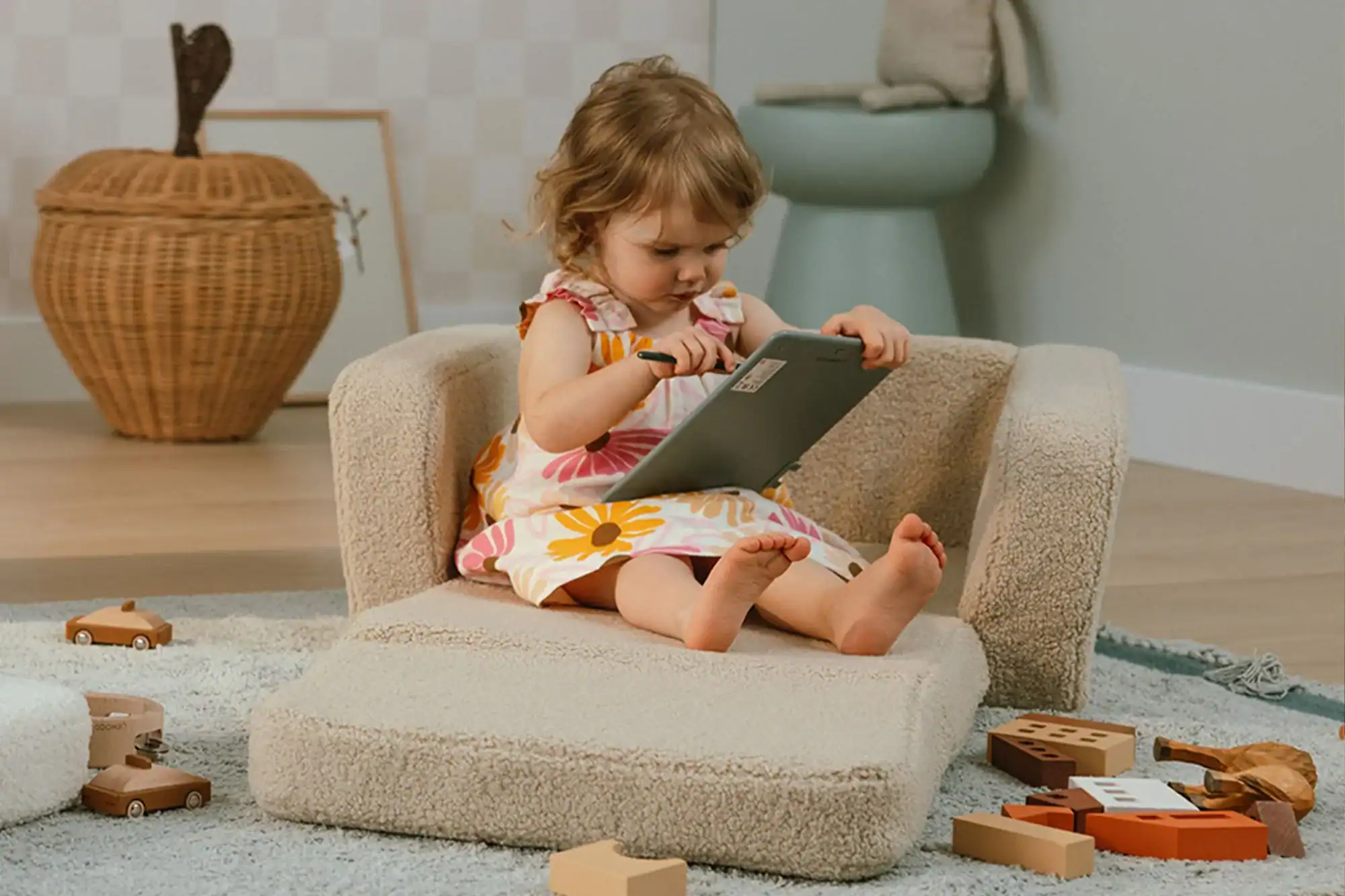 Lumi_Chair_Teddy_Light_Beige_Play_6_5000x.jpg-2.webp
