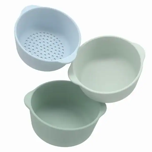 Drie Inspire My Play Nesting Bowls in blauw en groen, waaronder een zeefbakje