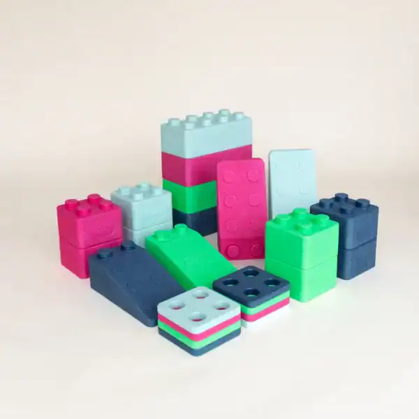 Bygge Kreativfyr Nele met bouwstenen in blauw, groen en roze