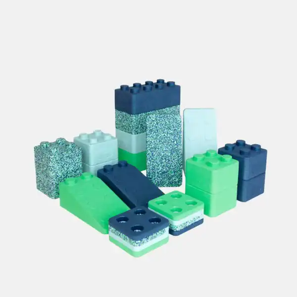 Bygge Kreativfyr Leon met blauwe, groene en gespikkelde bouwstenen