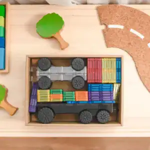 Inhoud van de Connetix Rainbow Transport Pack met 50 magnetische tegels en voertuigonderdelen