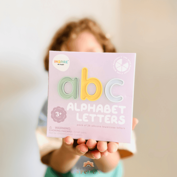 Kind houdt de verpakking van de Inspire My Play alfabetletters vast