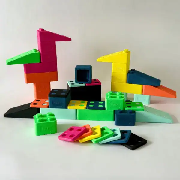 Vogelfiguren en andere constructies van gekleurde Bygge Regnbue-bouwstenen
