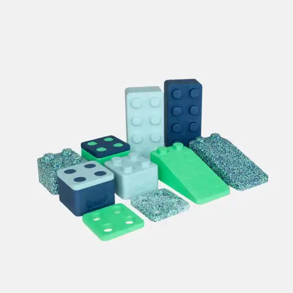 Bygge Farvespil Leon met blauwe, groene en gespikkelde bouwstenen