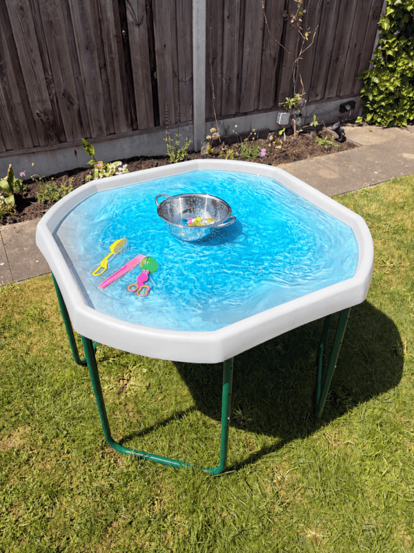 Grote witte Cosy Direct Tuff Tray met blauw water en speelgereedschap buiten