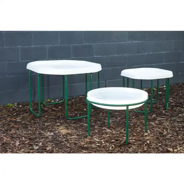 Witte ronde Cosy Direct Deep Spot Trays op groene standaards op verschillende hoogtes