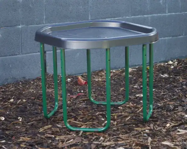 Kleine zwarte Cosy Direct Tuff Tray op een groene standaard buiten