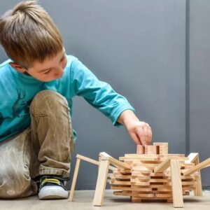 Kind bouwt met naturel houten plankjes uit de KAPLA 200 Box