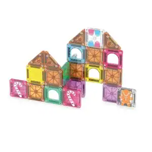 Kleurrijk MAGNA-TILES Gingerbread House met zuurstoktegels en boogramen