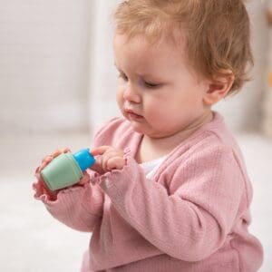 Baby speelt met Tickit SiliSoft regenboogset