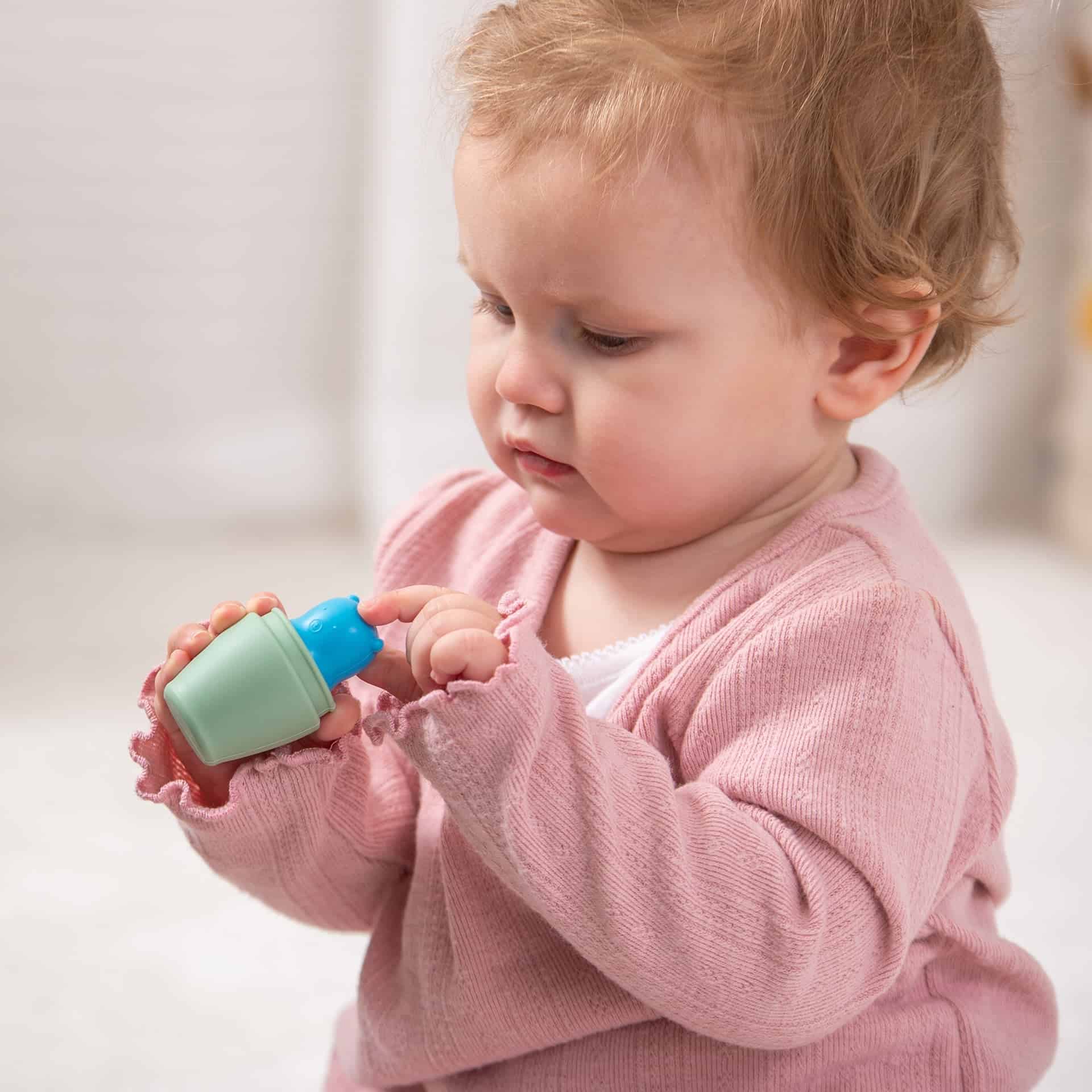 Baby speelt met Tickit SiliSoft activiteitenset Baby speelt met Tickit SiliSoft regenboogset