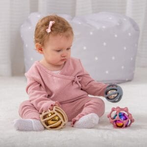 Baby speelt met Tickit sensorische stalen ballen