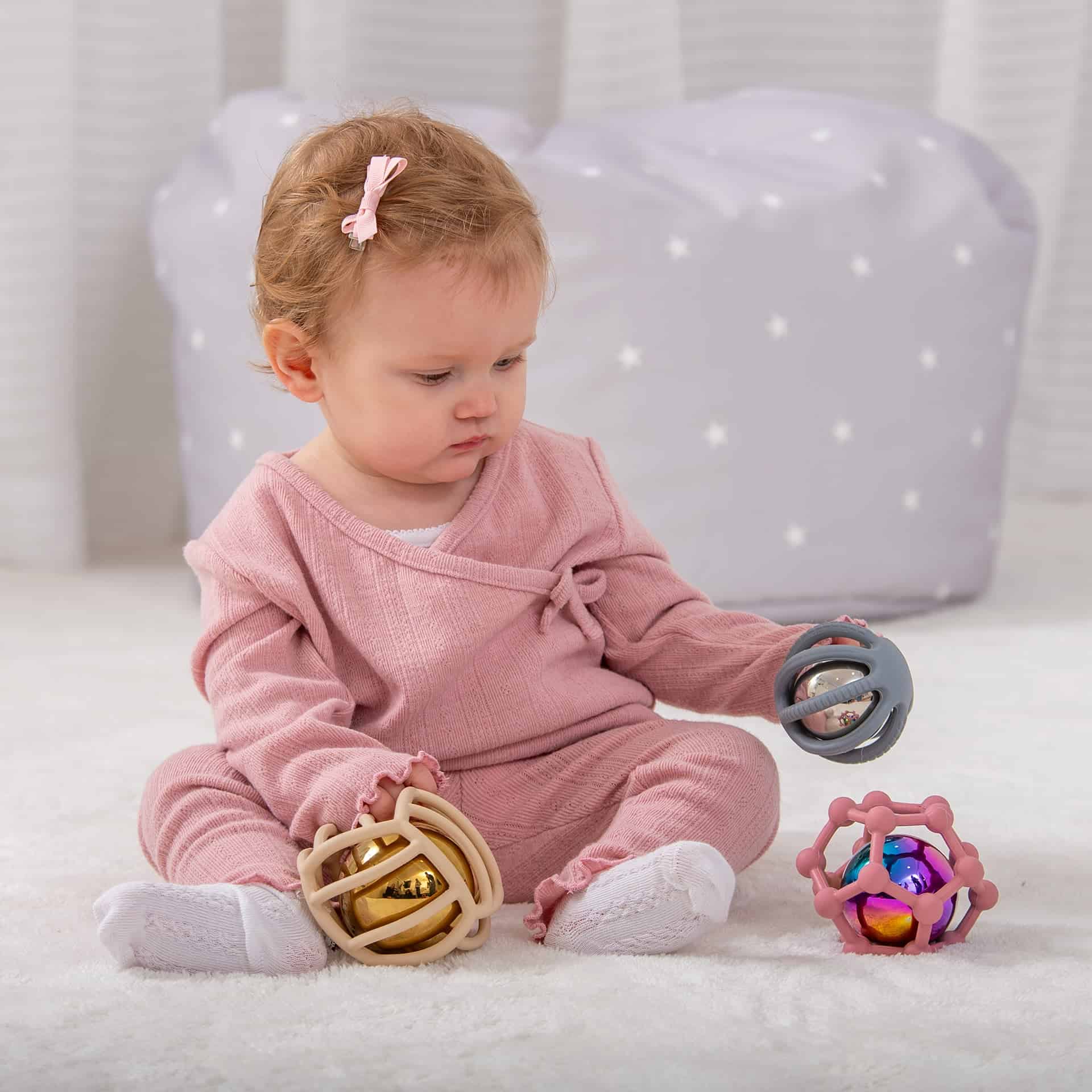 Baby speelt met Tickit sensorische ballen Baby speelt met Tickit sensorische stalen ballen