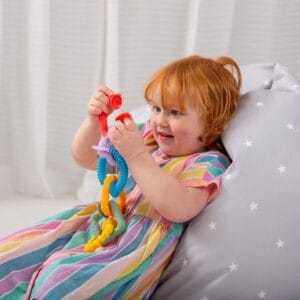 Kind speelt met kleurrijke Tickit Pop Loops