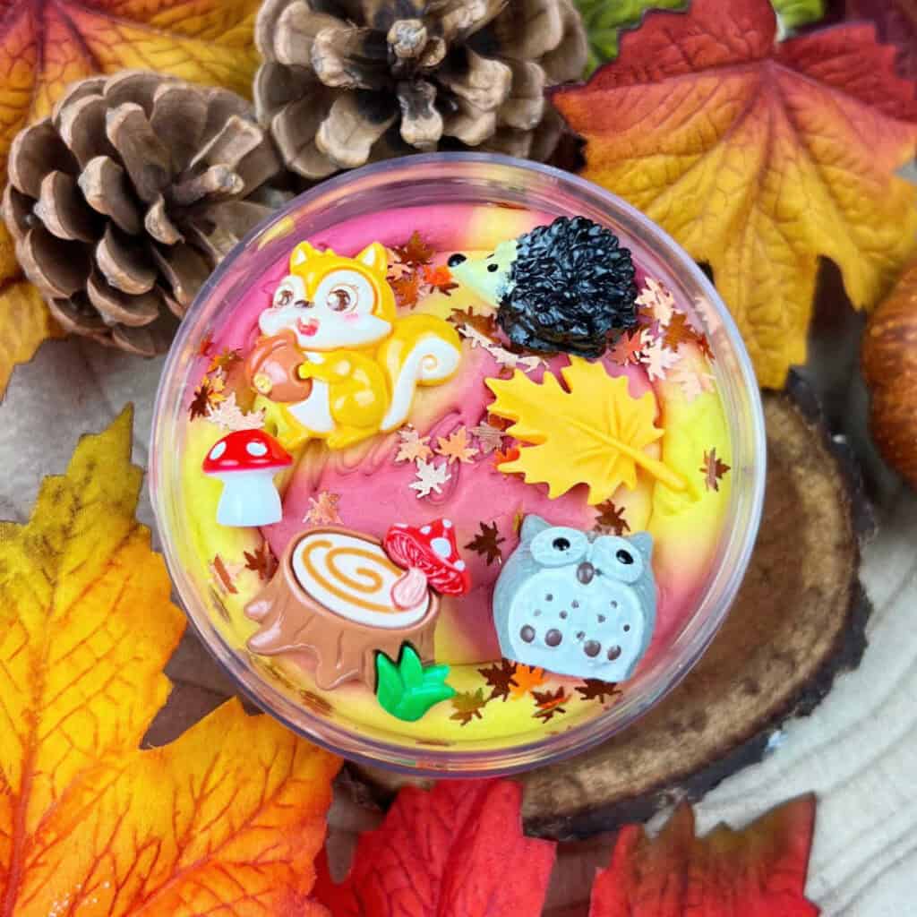 Invitation to Imagine Autumn Friends Surprise Pot met herfstkleurige speelklei en bosfiguren