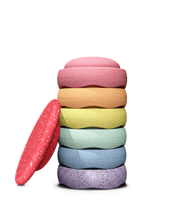 Stapelstein Rainbow Set Pastel Winter Special 2026 met zes pastelstenen en rood gespikkeld balansbord