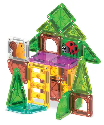 MAGNA-TILES Treehouse – speelopstelling MAGNA-TILES Treehouse boomhut gebouwd met groene en bruine microMAGS-tegels