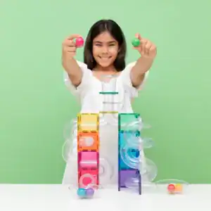 Inhoud van de Connetix Bright Ball Run Pack met 114 magnetische knikkerbaanonderdelen
