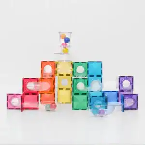 Kinderen spelen met een kleurrijke Connetix magnetische knikkerbaan