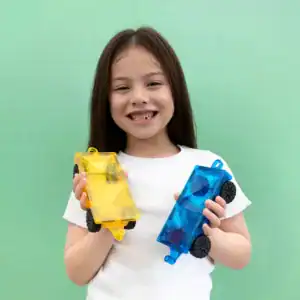 Blauwe en gele Connetix autobase met echte rubberen wielen