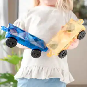 Kind speelt met een voertuig van Connetix tegels en een autobase