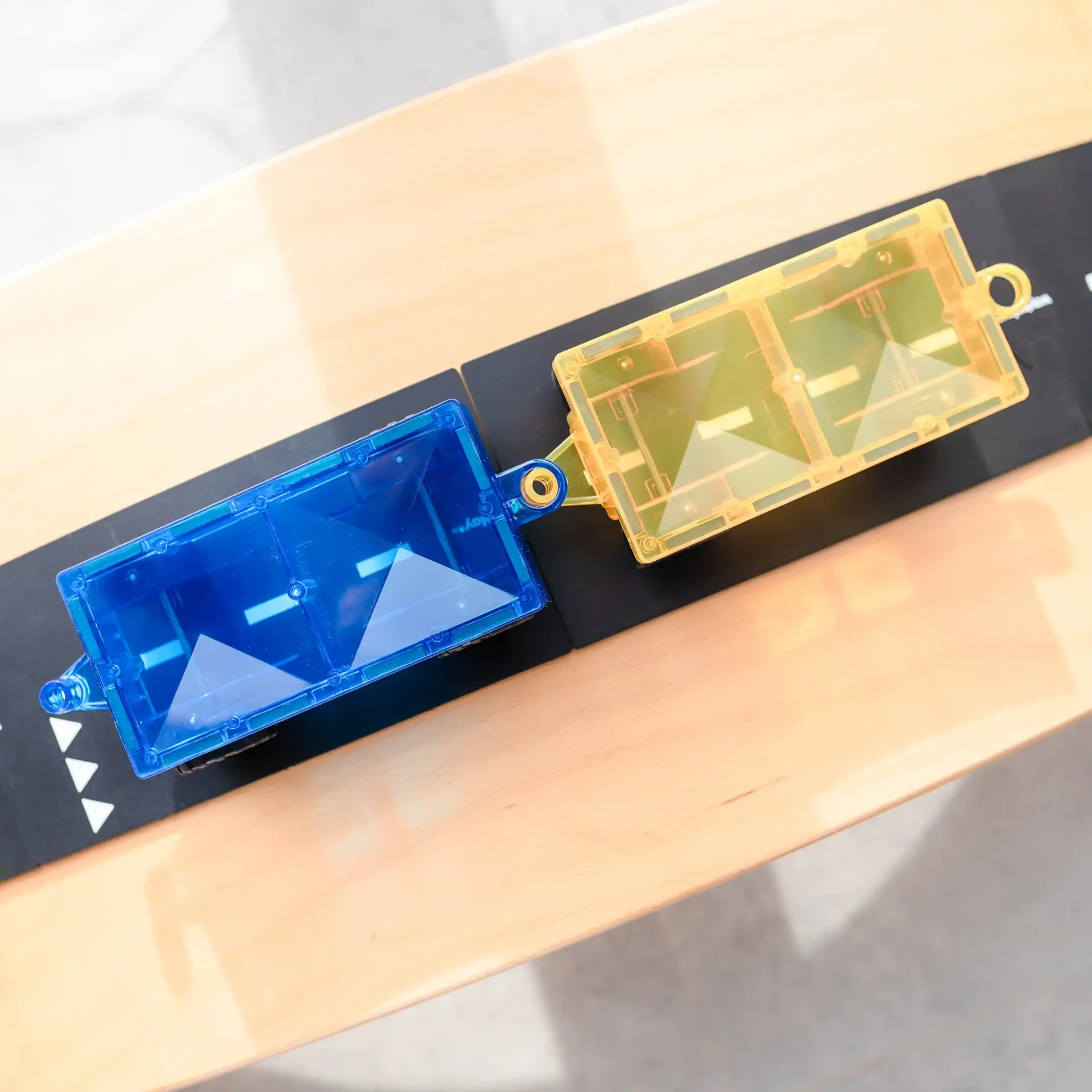 Voertuigen bouwen met Connetix Zelfgebouwde Connetix voertuigen op de Bright Car Pack autobases