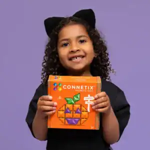 Halloweenpompoen gebouwd met oranje, paarse en groene Connetix magnetische tegels