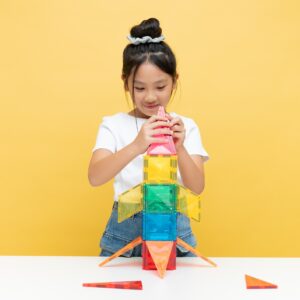 Lichtgevende raket gebouwd met de Connetix Light Rocket Pack