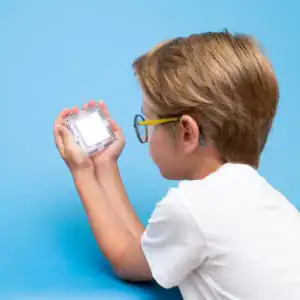 Creatief speelvoorbeeld met licht, kleur en schaduw uit de Connetix Light Rocket Pack