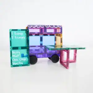 Pastelkleurig voertuig gebouwd met de Connetix Pastel Motion Pack