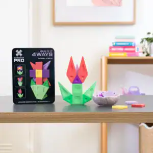 Gedetailleerde bloem uit de Connetix PRO Build It 4 Ways Flowers Pack