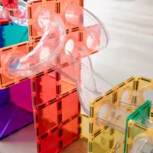 Detail van spiraalbuizen in een kleurrijke Connetix knikkerbaan