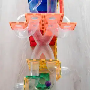 Connetix knikkerbaan met X-splitsing en houten bal