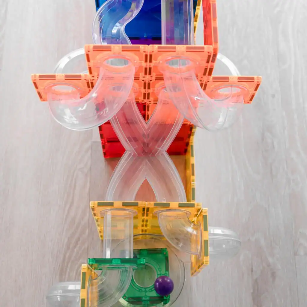 Connetix Rainbow Ball Run Expansion – X-splitsing Connetix knikkerbaan met X-splitsing en houten bal