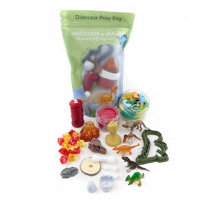 Dinosaur Busy Bag inhoud met Dutch Dough speelklei, roller, dino-uitsteker en voetafdrukstempel