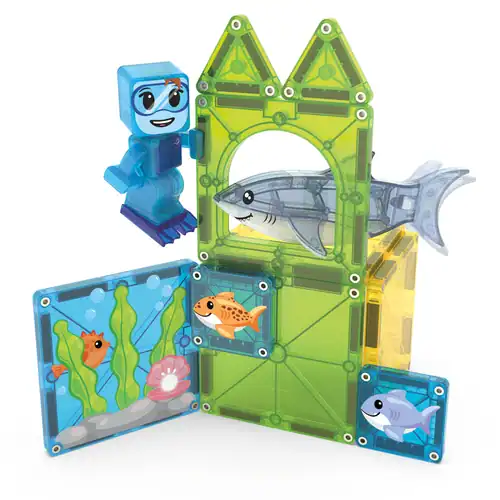 MAGNA-TILES Shark Dive – bouwvoorbeeld MAGNA-TILES Shark Dive bouwvoorbeeld met groene boog, haai en duiker