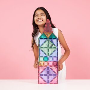 Kind met hoge toren van Connetix Pastel Mega Pack tegels