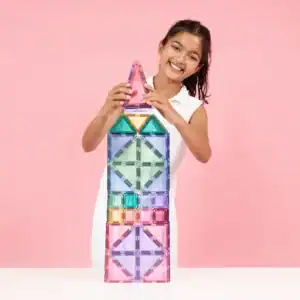 Kind bouwt een toren met Connetix pastel magnetische tegels