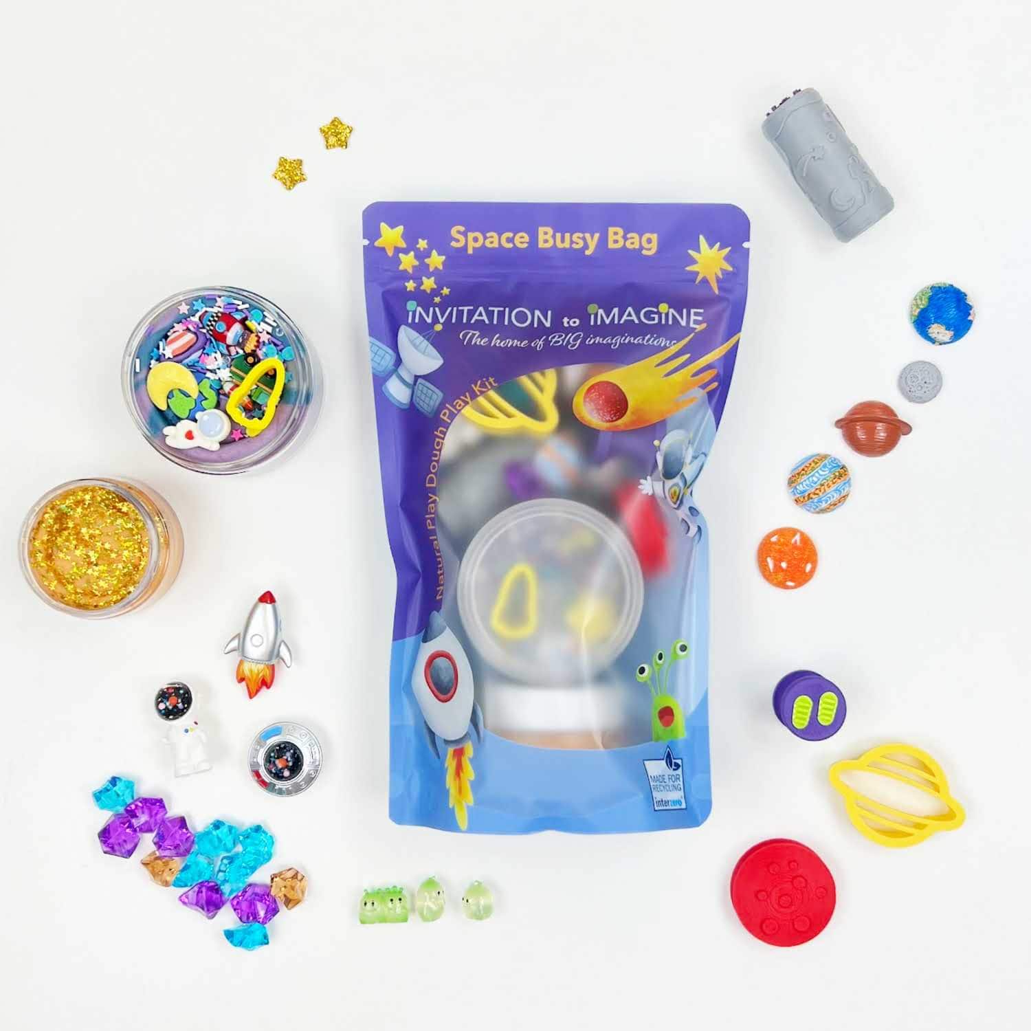 Invitation to Imagine Space Busy Bag Invitation to Imagine Space Busy Bag met natuurlijke speelklei, planeten en ruimteaccessoires