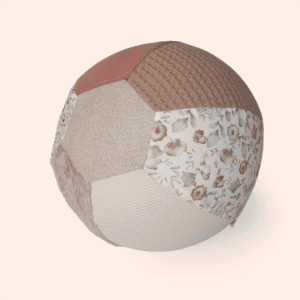 Sensorische ballonbal Nature van Little Botanic Label met naturel stoffen en bloemenprints