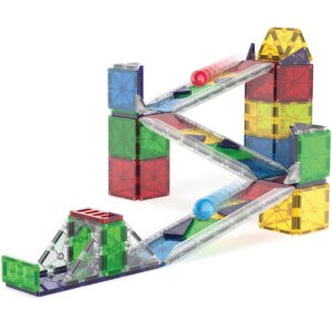 Gebouwde magnetische racebaan van MAGNA-TILES tegels en doorzichtige rails