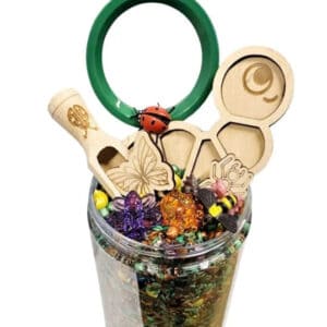 Detailfoto van de insecten en loose parts in PourAndPlay Backyard Bugs